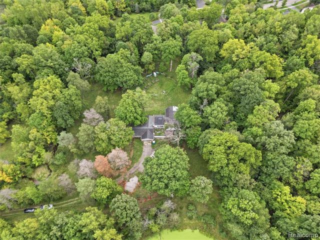6221 W Maple Road, West Bloomfield, MI 48322