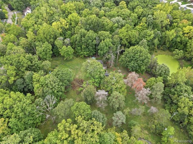 6221 W Maple Road, West Bloomfield, MI 48322