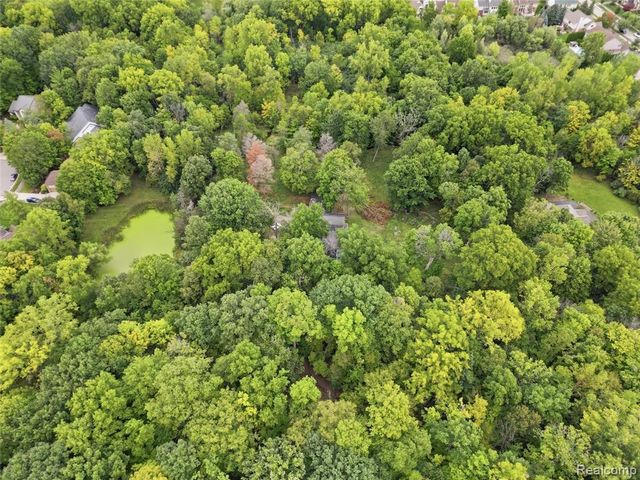 6221 W Maple Road, West Bloomfield, MI 48322