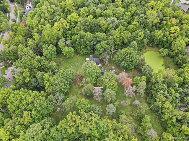 6221 W Maple Road, West Bloomfield, MI 48322