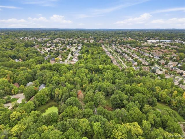 6221 W Maple Road, West Bloomfield, MI 48322