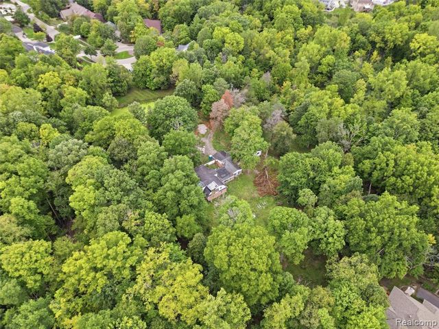 6221 W Maple Road, West Bloomfield, MI 48322