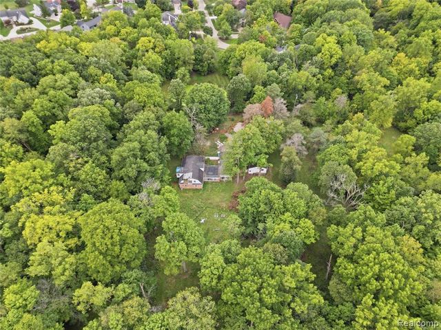 6221 W Maple Road, West Bloomfield, MI 48322