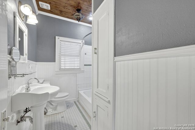 1050 W. Coll, New Braunfels, TX 78130