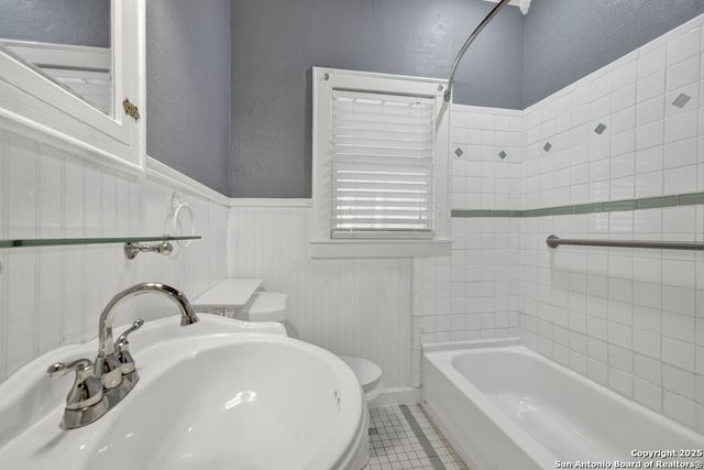 1050 W. Coll, New Braunfels, TX 78130