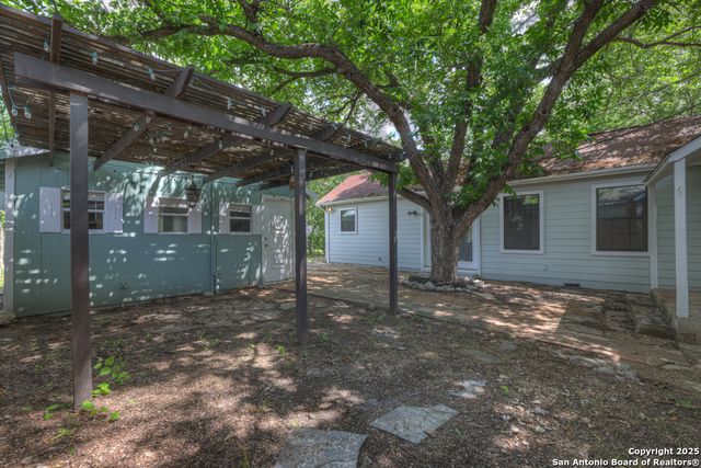 1050 W. Coll, New Braunfels, TX 78130