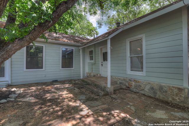 1050 W. Coll, New Braunfels, TX 78130