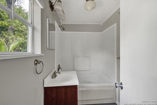 1050 W. Coll, New Braunfels, TX 78130