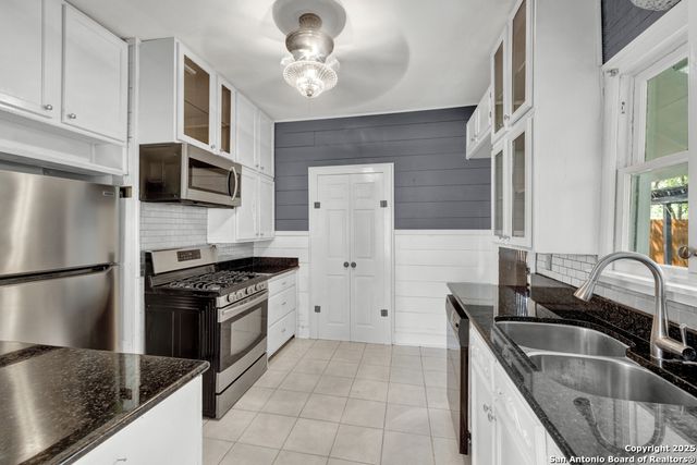 1050 W. Coll, New Braunfels, TX 78130