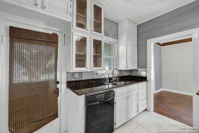 1050 W. Coll, New Braunfels, TX 78130