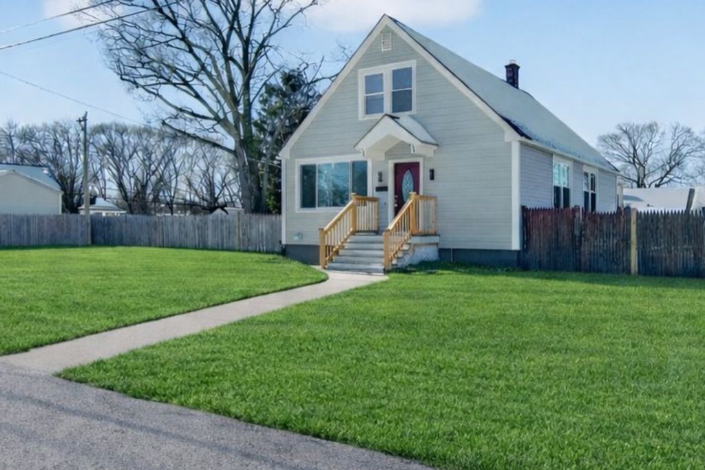 211 Pinnery Avenue, Warwick, RI 02886