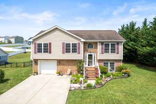 96 LOFTY CIR, Stuarts Draft, VA 24477