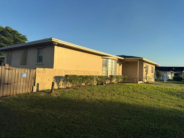 1009 NE 18th Street, Belle Glade, FL 33430