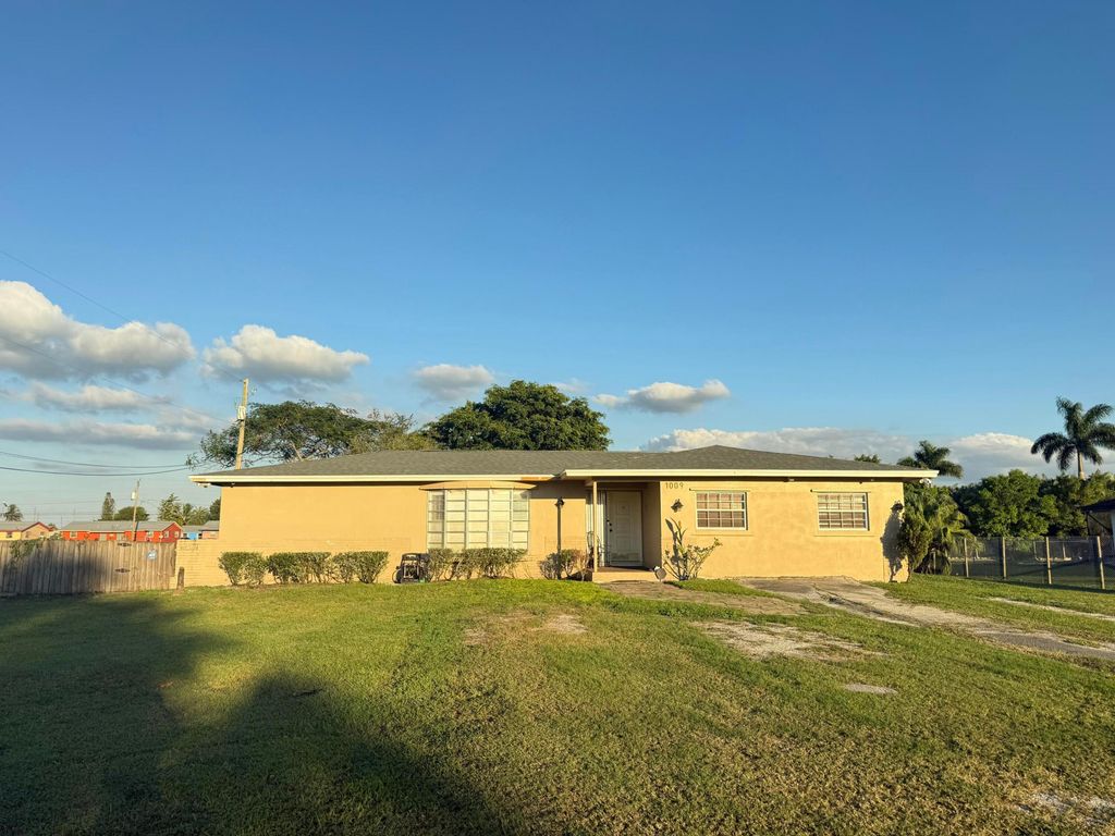 1009 NE 18th Street, Belle Glade, FL 33430