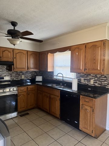 130 Turnpike Ave, Camden, TN 38320