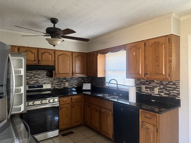 130 Turnpike Ave, Camden, TN 38320