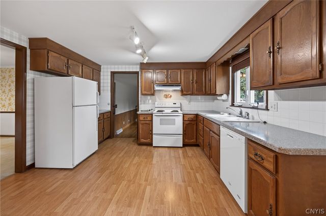 208 Sheatree Lane, Clay, NY 13212