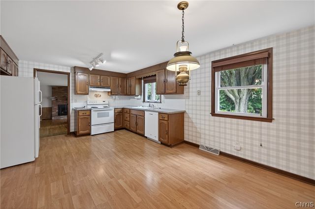 208 Sheatree Lane, Clay, NY 13212