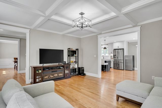 7 Perham St, Bedford, MA 01730