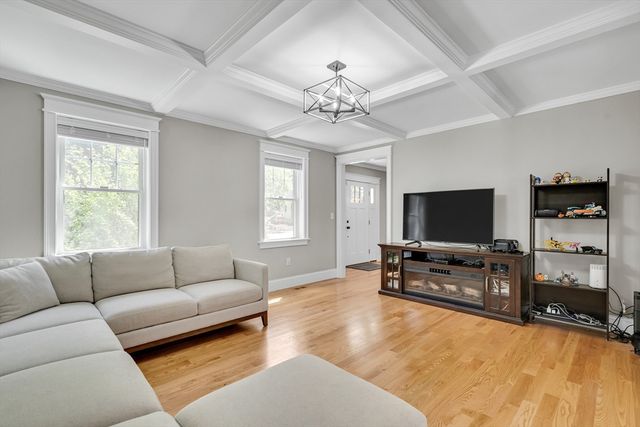 7 Perham St, Bedford, MA 01730