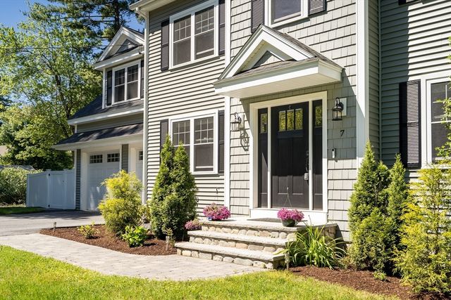 7 Perham St, Bedford, MA 01730