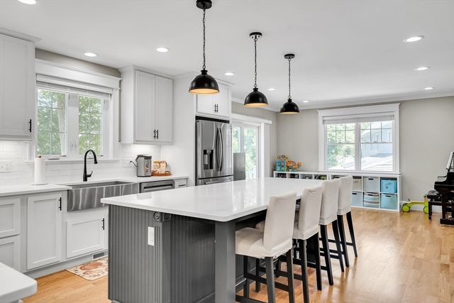 7 Perham St, Bedford, MA 01730