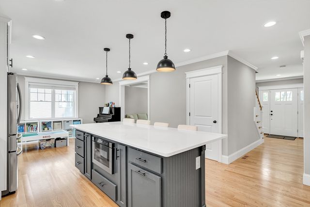 7 Perham St, Bedford, MA 01730