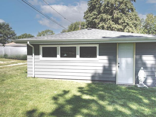 1911 N Hickory Street, Crest Hill, IL 60403