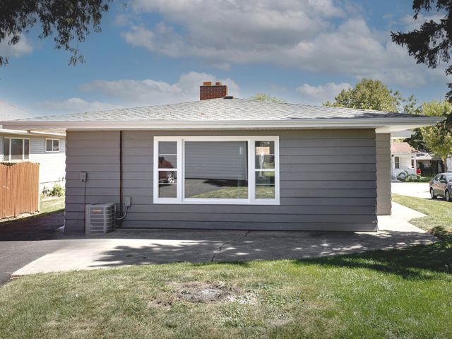1911 N Hickory Street, Crest Hill, IL 60403