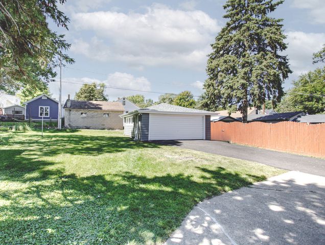 1911 N Hickory Street, Crest Hill, IL 60403