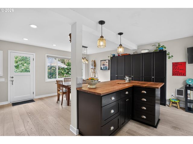 8326 Sw 57TH Ave, Portland, OR 97219