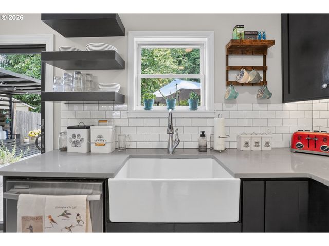 8326 Sw 57TH Ave, Portland, OR 97219