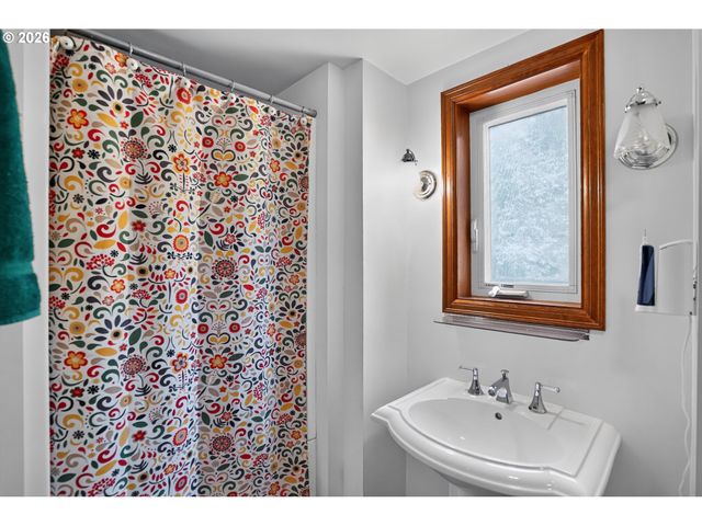 8326 Sw 57TH Ave, Portland, OR 97219