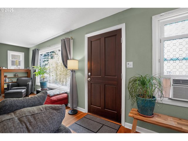 8326 Sw 57TH Ave, Portland, OR 97219