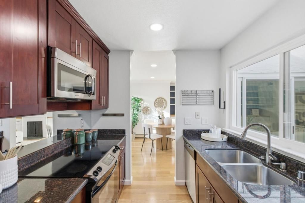 Image 12 of property listing at 1919 Alameda De Las Pulgas 71, San Mateo, CA 94403