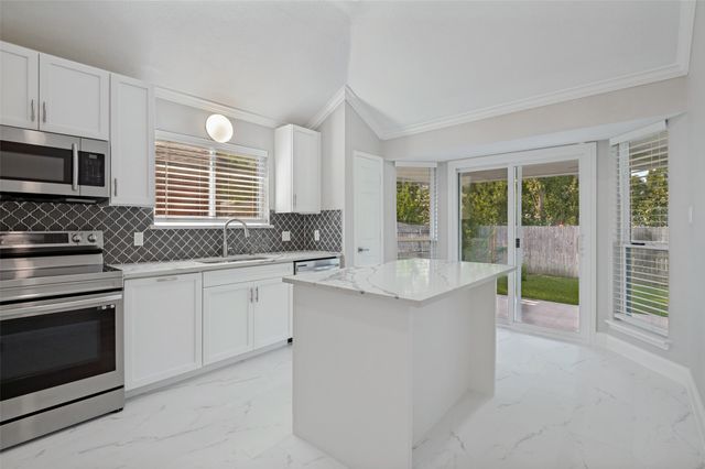 205 Weyland Drive, Grand Prairie, TX 75052