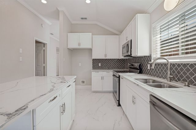 205 Weyland Drive, Grand Prairie, TX 75052