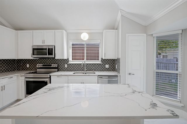 205 Weyland Drive, Grand Prairie, TX 75052