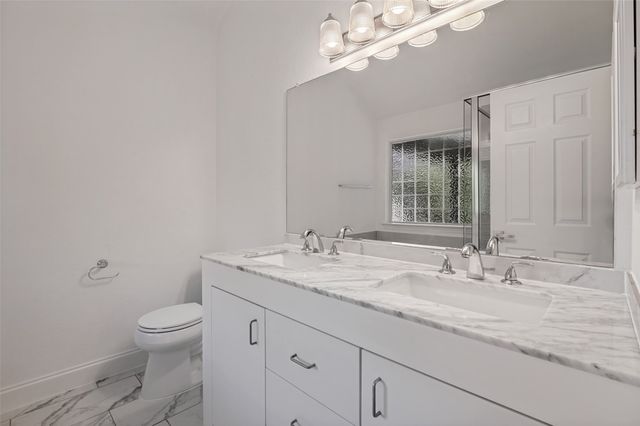 205 Weyland Drive, Grand Prairie, TX 75052