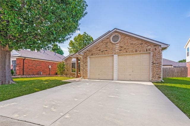 205 Weyland Drive, Grand Prairie, TX 75052