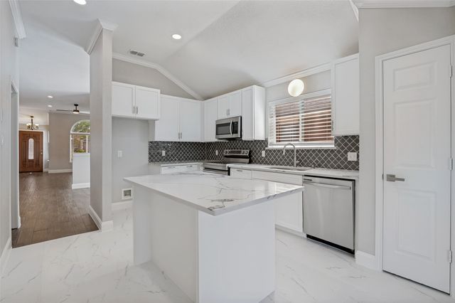 205 Weyland Drive, Grand Prairie, TX 75052