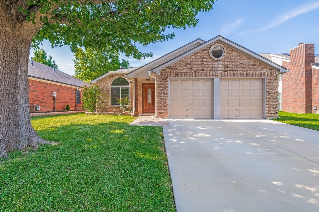 205 Weyland Drive, Grand Prairie, TX 75052
