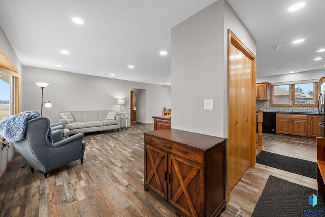 7401 N Cliff Ave Avenue, Sioux Falls, SD 57103