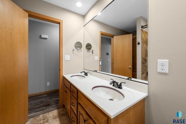 7401 N Cliff Ave Avenue, Sioux Falls, SD 57103