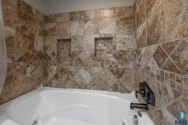 7401 N Cliff Ave Avenue, Sioux Falls, SD 57103