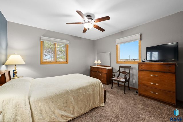 7401 N Cliff Ave Avenue, Sioux Falls, SD 57103