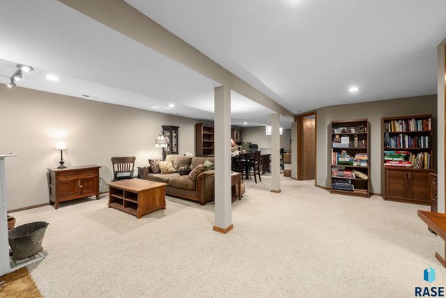 7401 N Cliff Ave Avenue, Sioux Falls, SD 57103