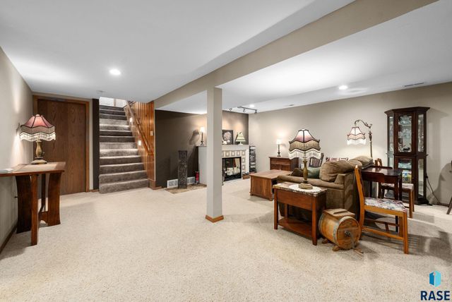 7401 N Cliff Ave Avenue, Sioux Falls, SD 57103