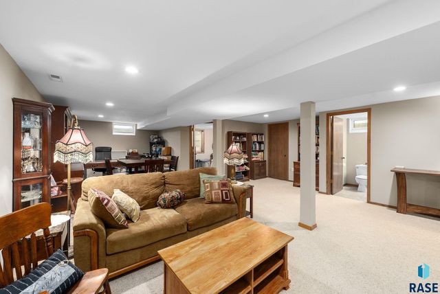 7401 N Cliff Ave Avenue, Sioux Falls, SD 57103