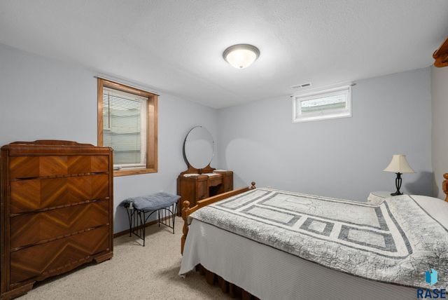 7401 N Cliff Ave Avenue, Sioux Falls, SD 57103